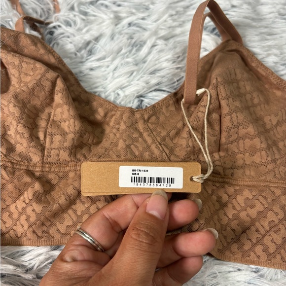 SKIMS LOGO MESH TRIANGLE BRALETTE NWT - Picture 3 of 3